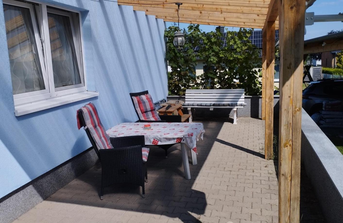 Gaestehaus Mit 3 Separaten Schlafbereichen, Terrasse Und Carport