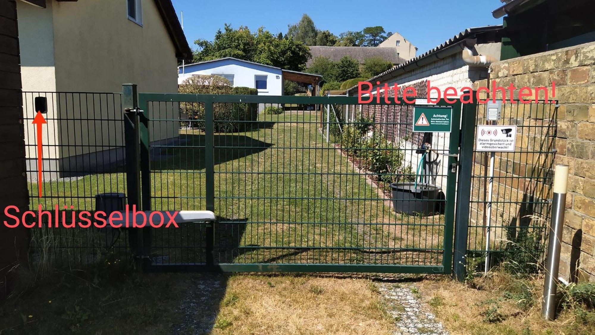 Gaestehaus Mit 3 Separaten Schlafbereichen, Terrasse Und Carport *